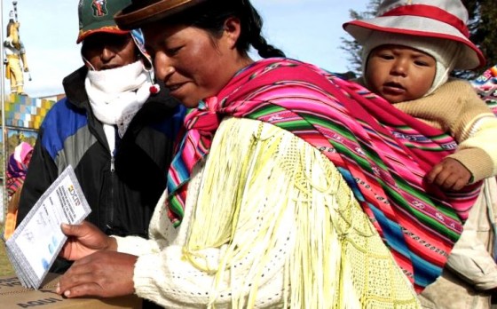 Boliviana carregando seu bebê vota durante eleições nacionais 